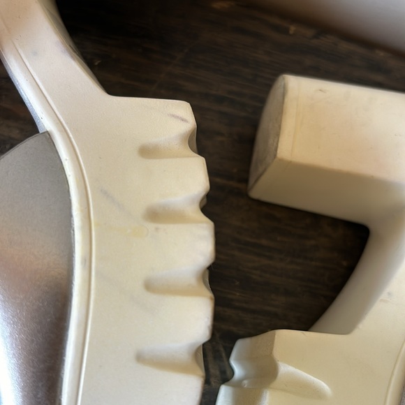 T STRAP PLATFORM SANDALS Size 7 - Picture 14 of 15